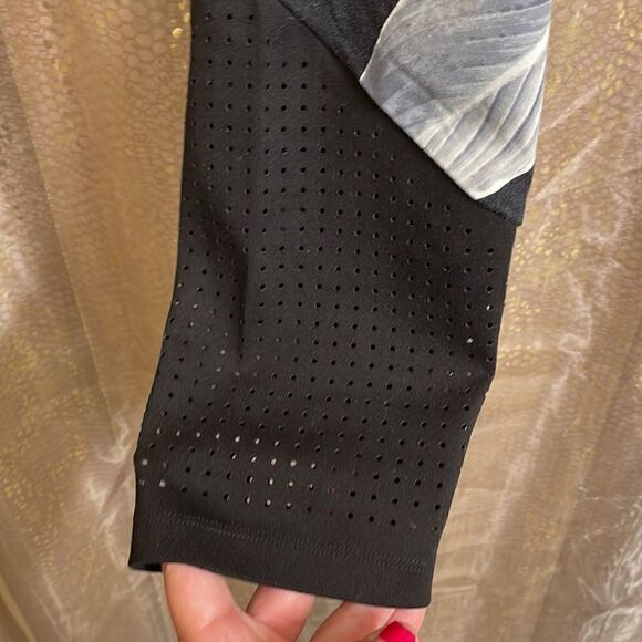 PINK Victoria’s Secret black/gray tropical palm leaf ultimate leggings, size L - Picture 2 of 8